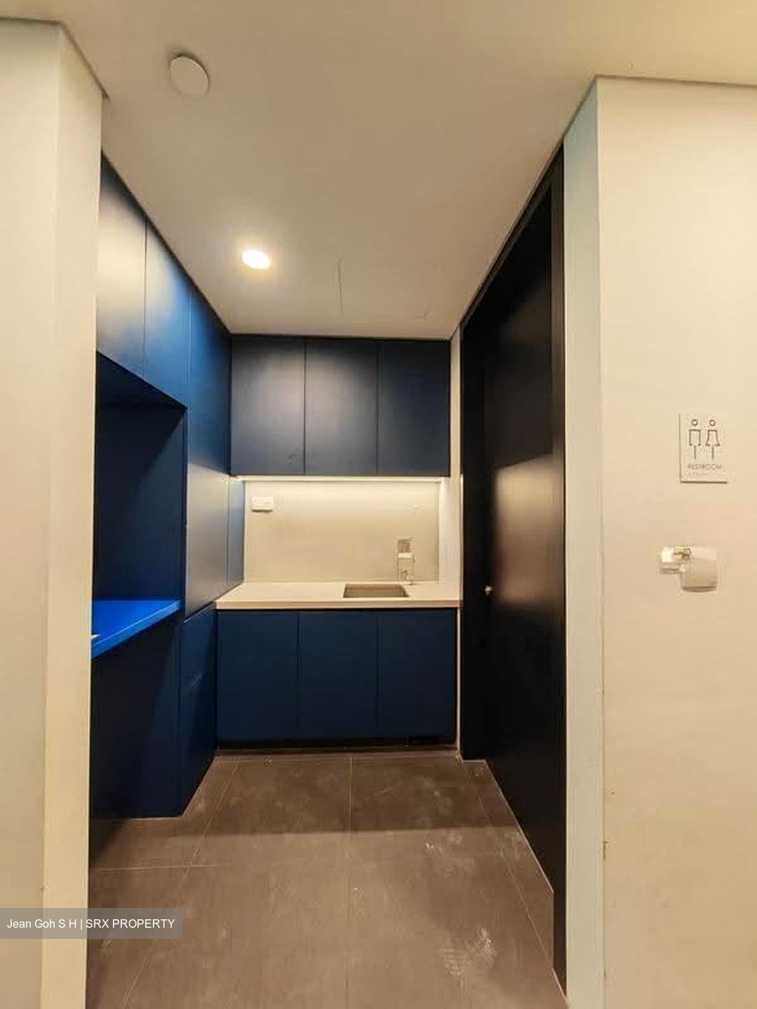 Hongkong Street (D1), Office #618137051